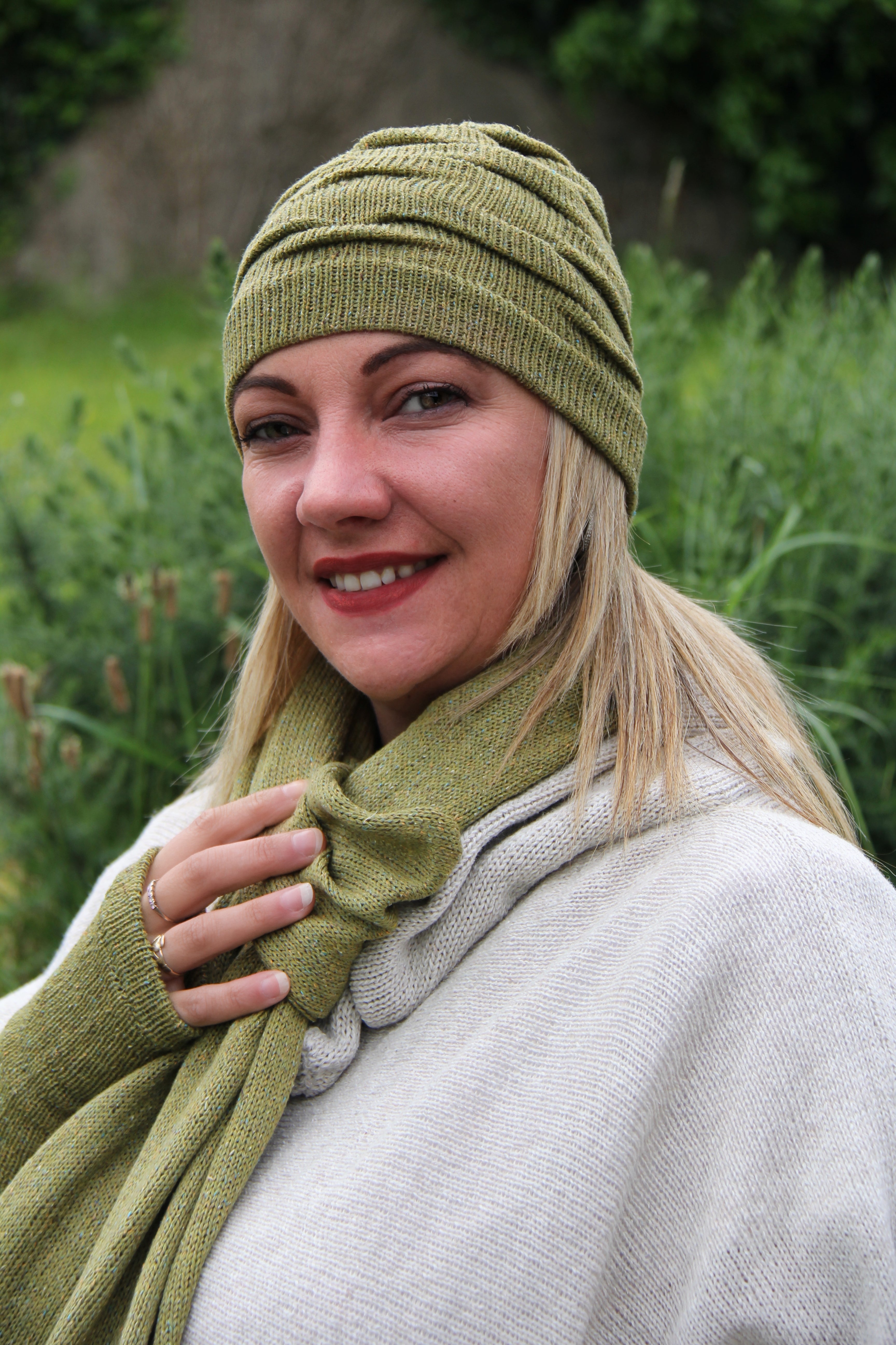 Tuck Trio Hat, Scarf and Glove Set (Volga 50/50 Yarn) – Shuttle Knit