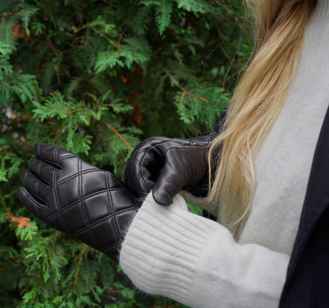 Leather gloves: the perfect winter companions