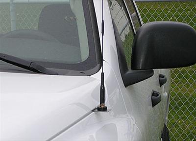 Antenne bevestiging tussen spatbord en motorkap