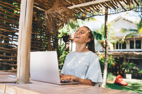 Ya sea que estés en tu casa, en una terraza en medio de los arrozales o en el asiento trasero de una mini furgoneta, en este sitio encontrarás muchos productos que espero te ayuden a registrar el teletrabajo de forma sostenible en tus momentos más locos. proyectos de vida.