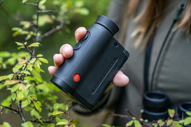 Leica Rangemaster CRF R is holded by a person