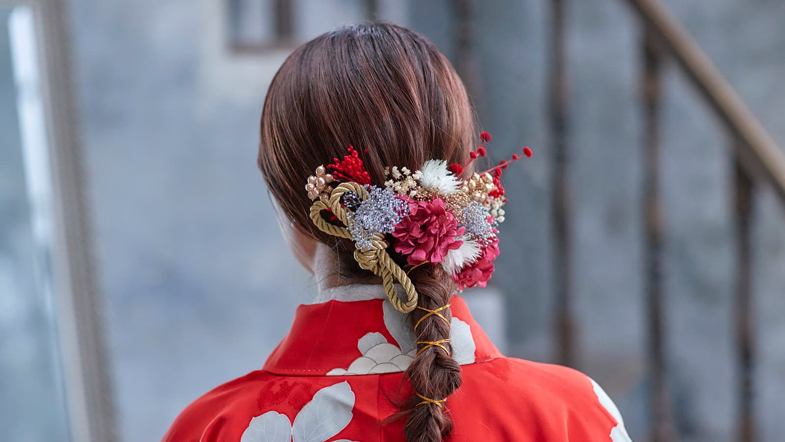 卒業式に映える花の髪飾り – hikka