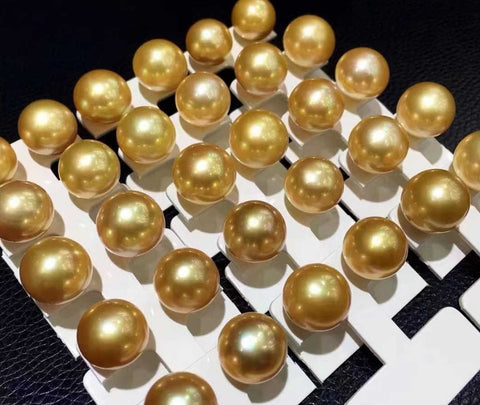 Un damier de 6x5 avec sur chaque case une perle dorée de 16mm.