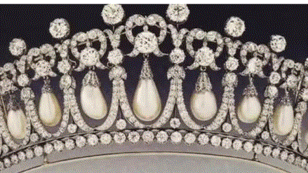 Couronne composée de diamants en colonnes avec de grosses perles fines en poire entre chaque colonne et une grosse perle ronde en haut de chaque colonne.