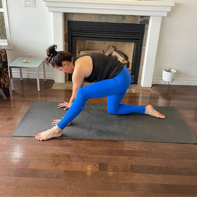 Lizard Lunge with Hip Circles 3 yoga for stiff neck