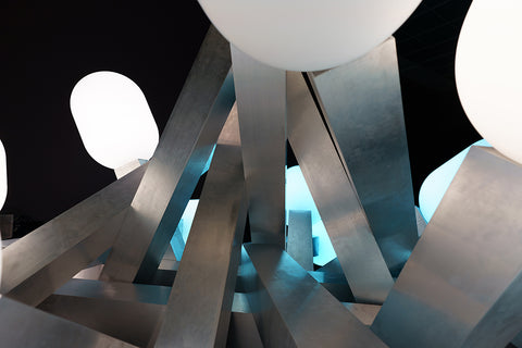 Detail der Skulptur Bonfire, kühles blaues Licht