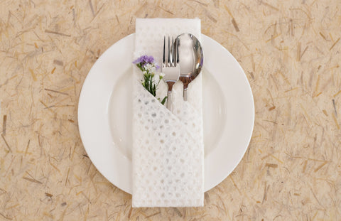 Papier Kozo en paille de riz comme set de table avec papier dentelle fait main comme emballage de couverts