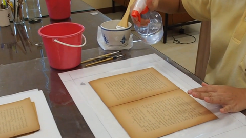 Paper conservation, Spraying water onto the surface of paper