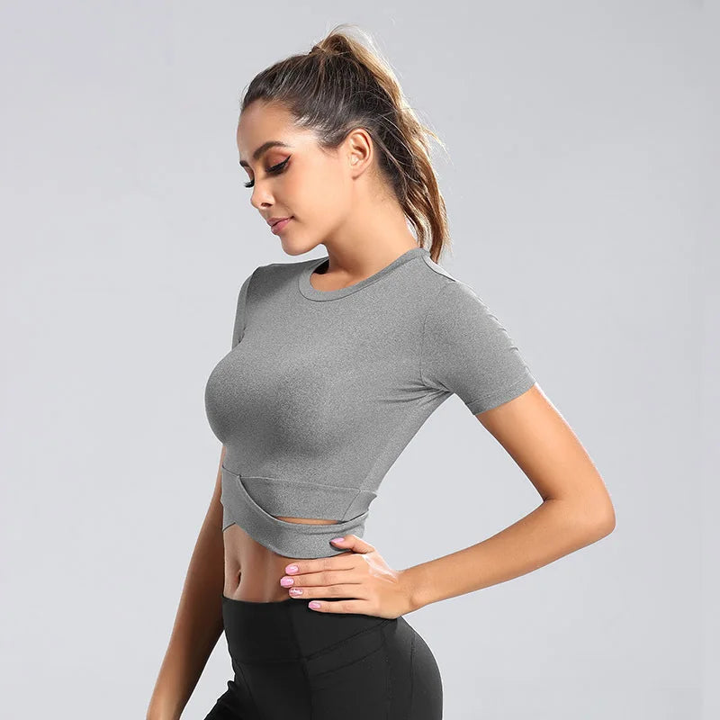 Solid color crop top for women in Yoga and fitness.