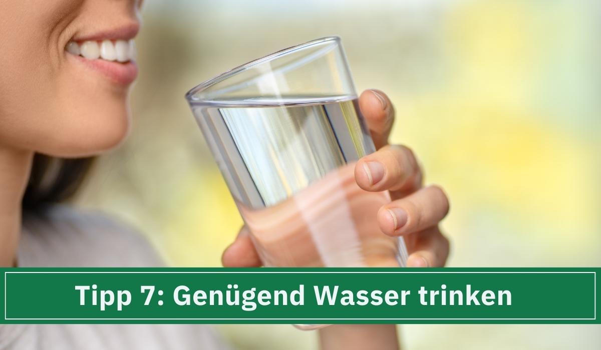 Eine Frau die ausreichend Wasser am Tag trinkt um in den Wechseljahren abzunehmen.