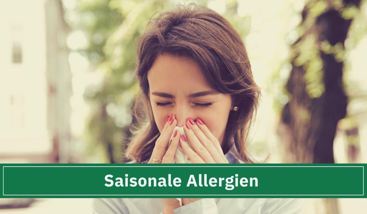 Eine junge Frau niest in ein Taschentuch, sie hat anscheinende eine Pollenallergie