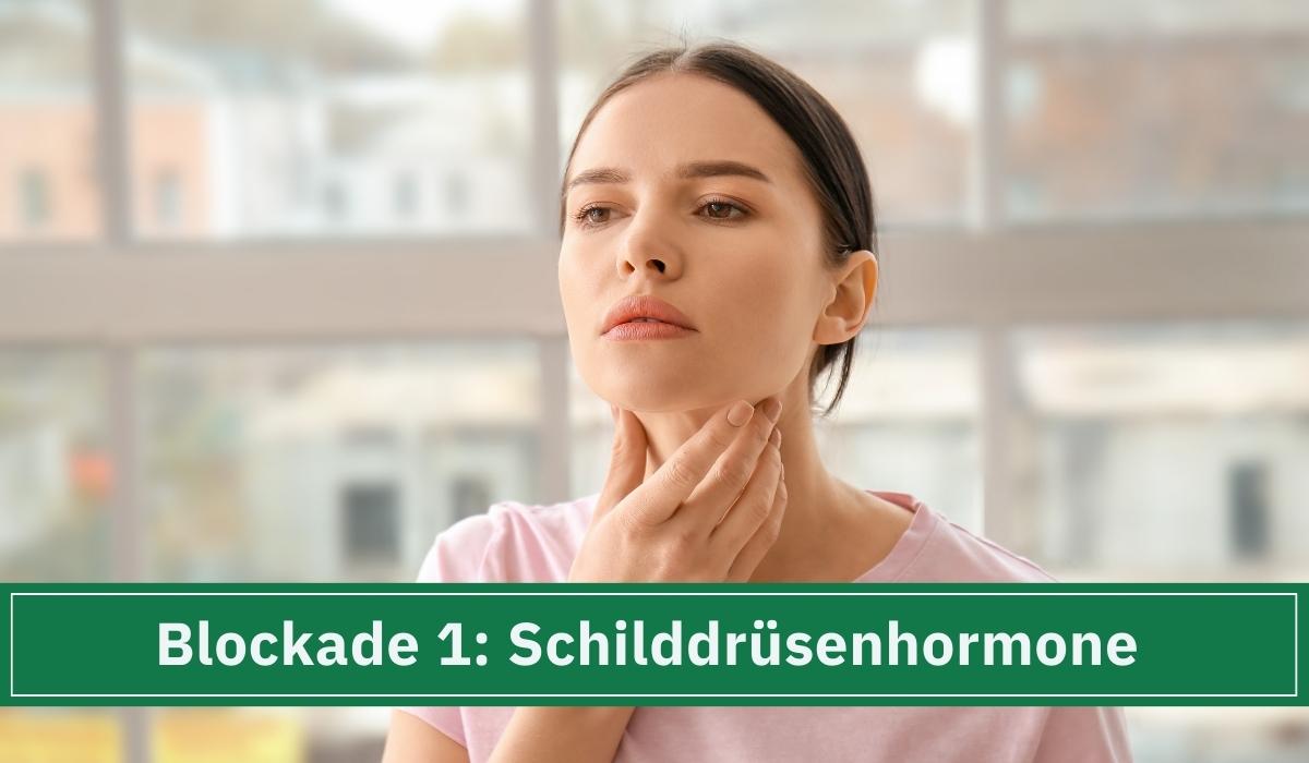 Eine Frau die sich an die Schilddrüse fasst und ihrer Hormone pflanzlich regulieren will.