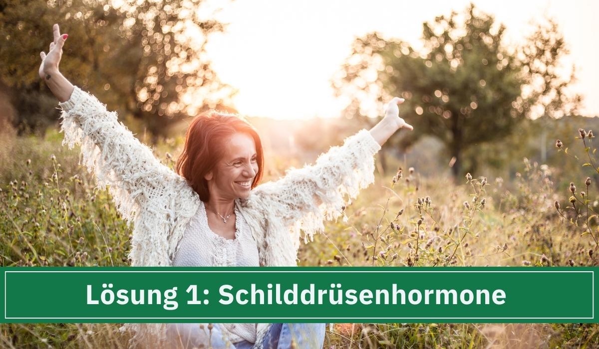 Eine Frau auf der Wiese, die ihre Hormone auf Pflanzenbasis wieder in ein Gleichgewicht gebracht hat.