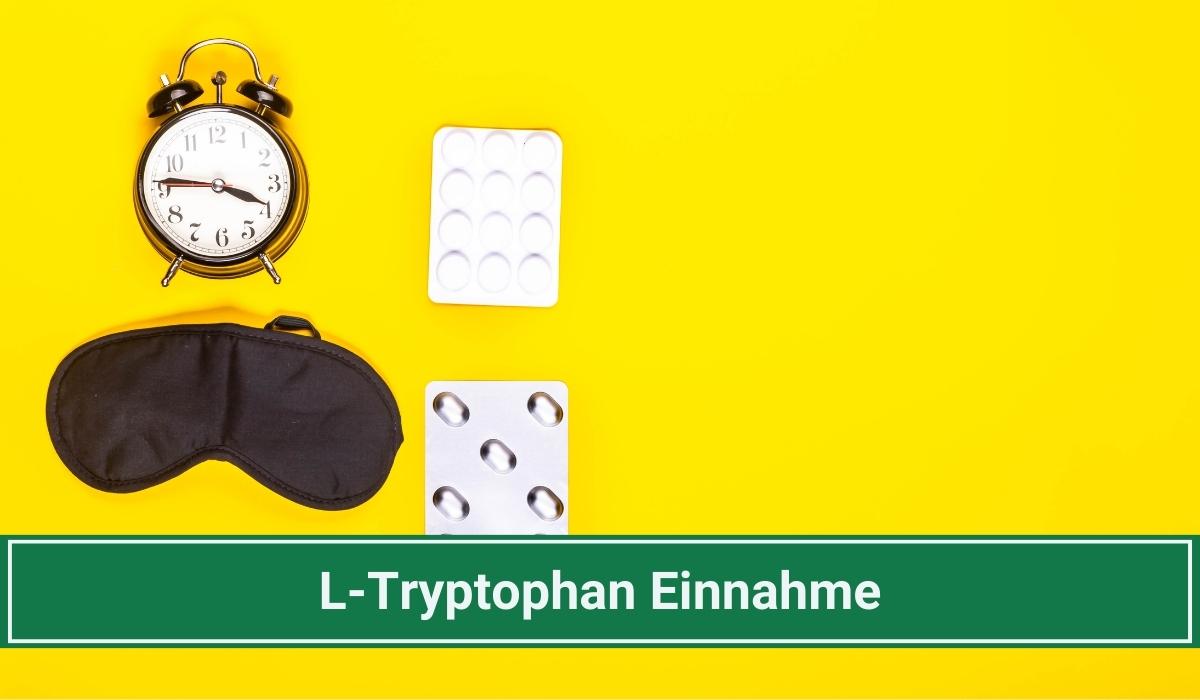 Eine Schlafmaske, eine Uhr und Tabletten auf gelben Hintergrund mit der Aufschrift: L-Tryptophan Einnahme.