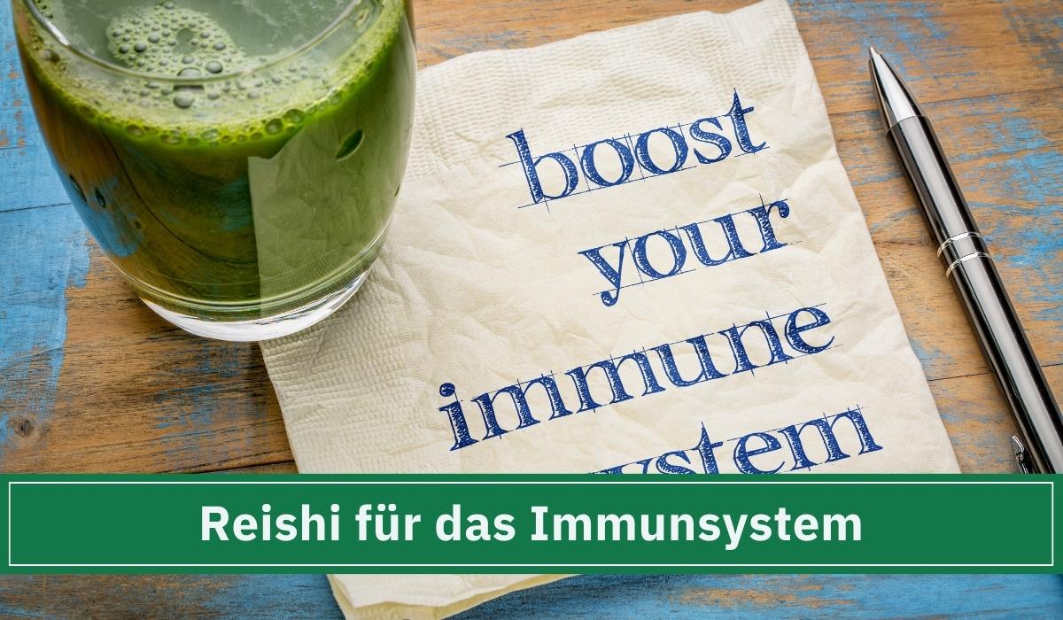 Grüner Smoothie und Serviette mit Aufdruck Boost your immunes System. So stärkt Reishi das Immunsystem.