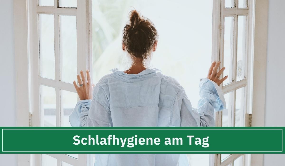 Frau steht am Fenster am Morgen und hat gut geschlafen durch eine gute Schlafhygiene