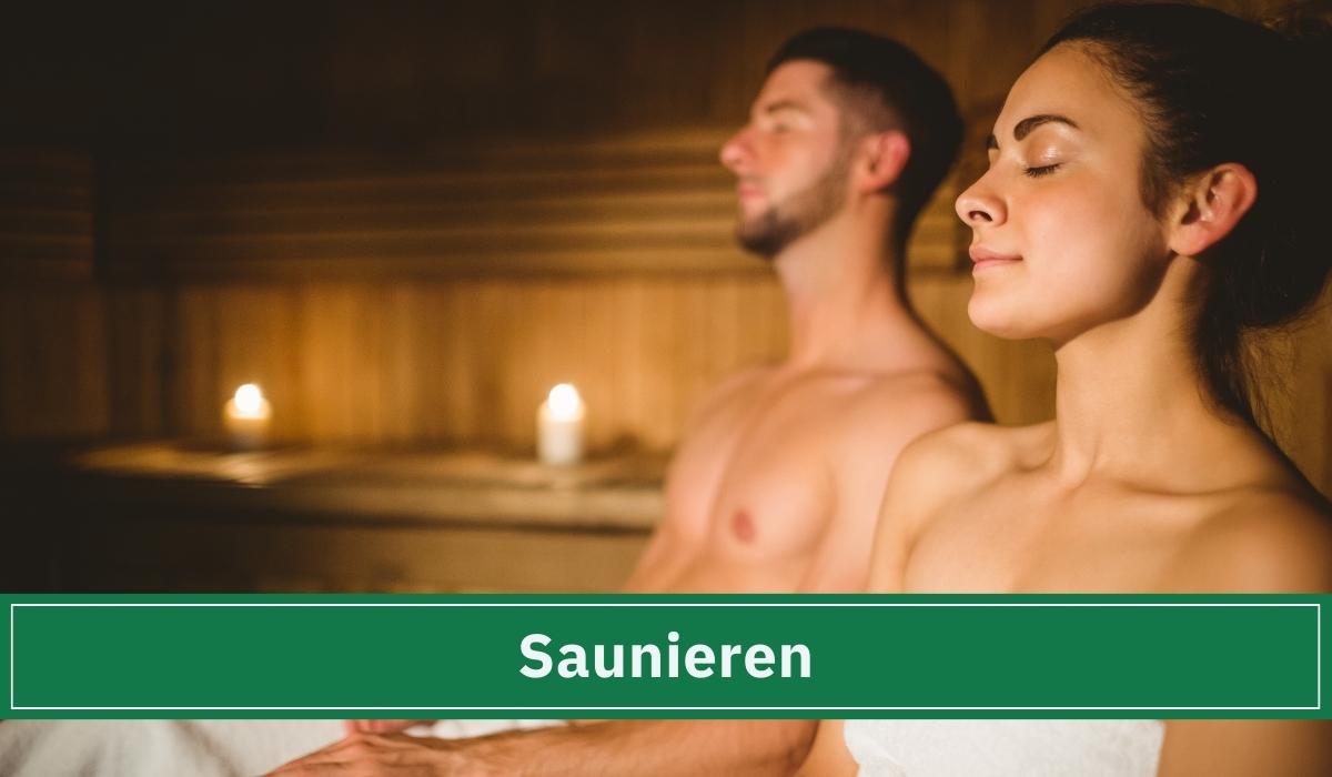 Ein Mann und eine Frau sitzen in der Sauna und genießen die Hitze.