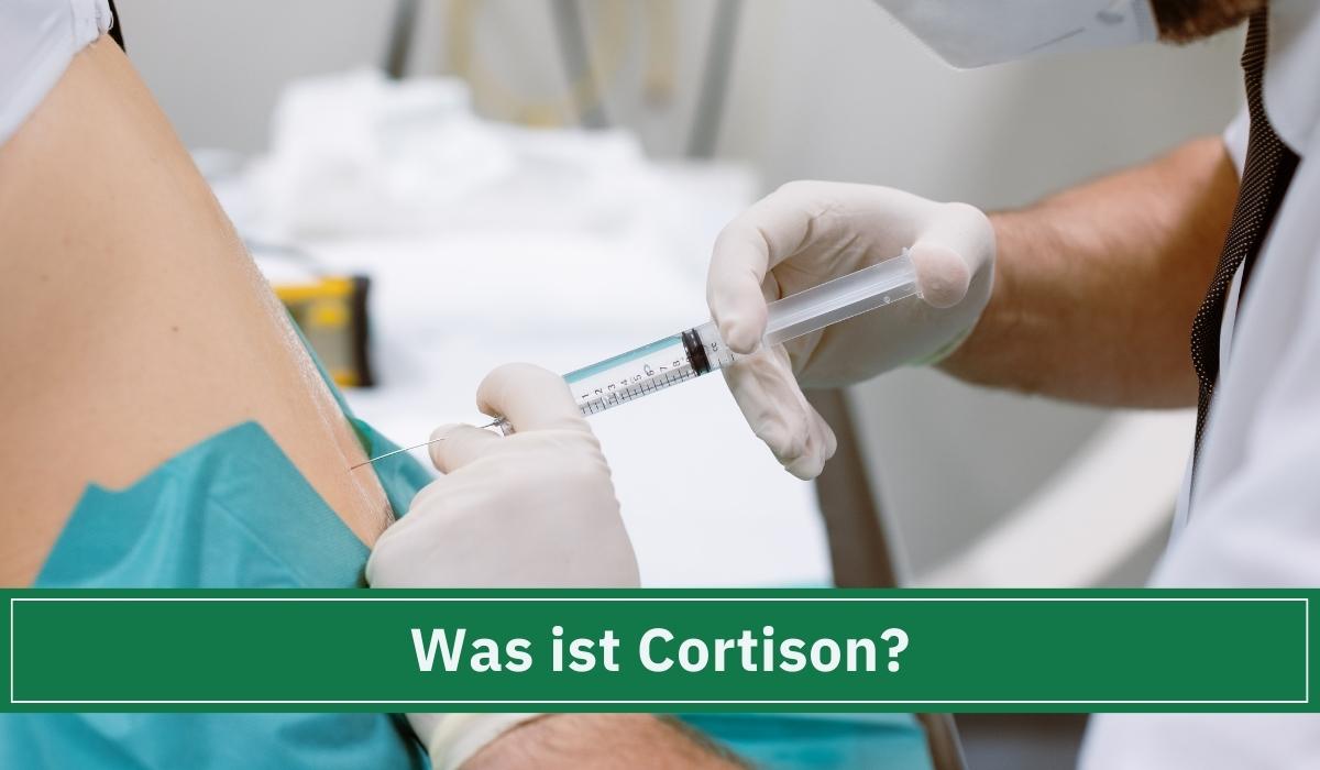 Ein Arzt hält ein Schild mit der Aufschrift Cortison in der Hand.