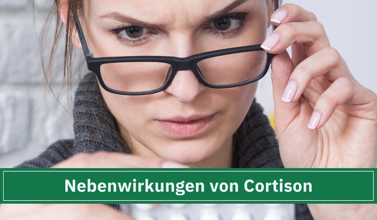 Eine Frau die sich skeptisch die Nebenwirkungen von Cortison bei kurzzeitiger Behandlung anschaut.