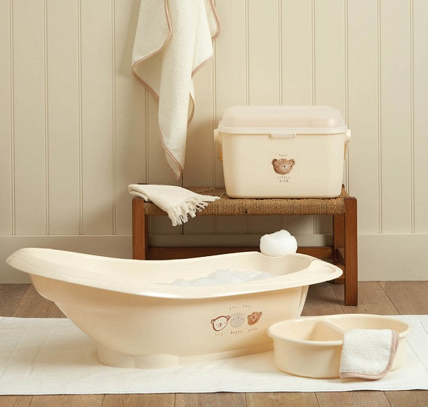 Baby bath tubs and soft baby towel -Image and alt text amended to Katie’s image