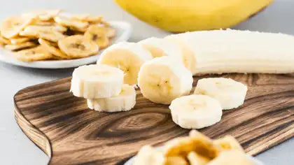 Geschnittene Banane ist für Bananenchips vorbereitet