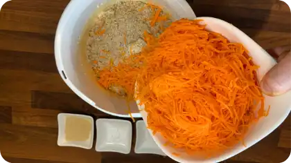 Karotten kommen in den Teig