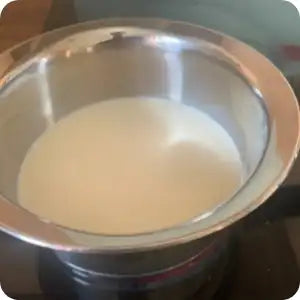 Milch in der Schüssel beim Pekan Eis