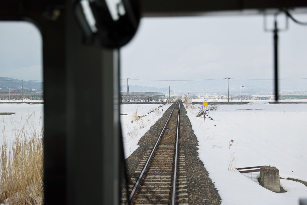 工場に向かう電車の車窓からの景色