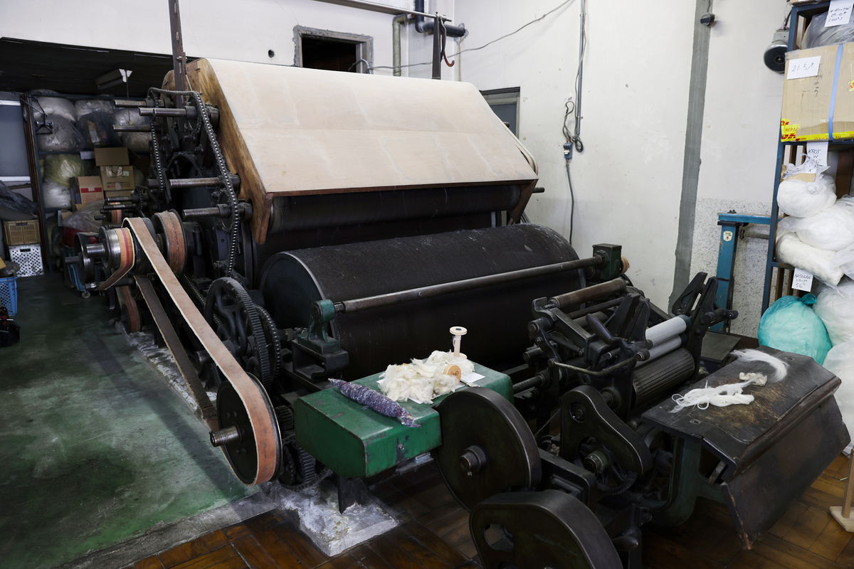 ウールの繊維を一方方向に整える古い機械