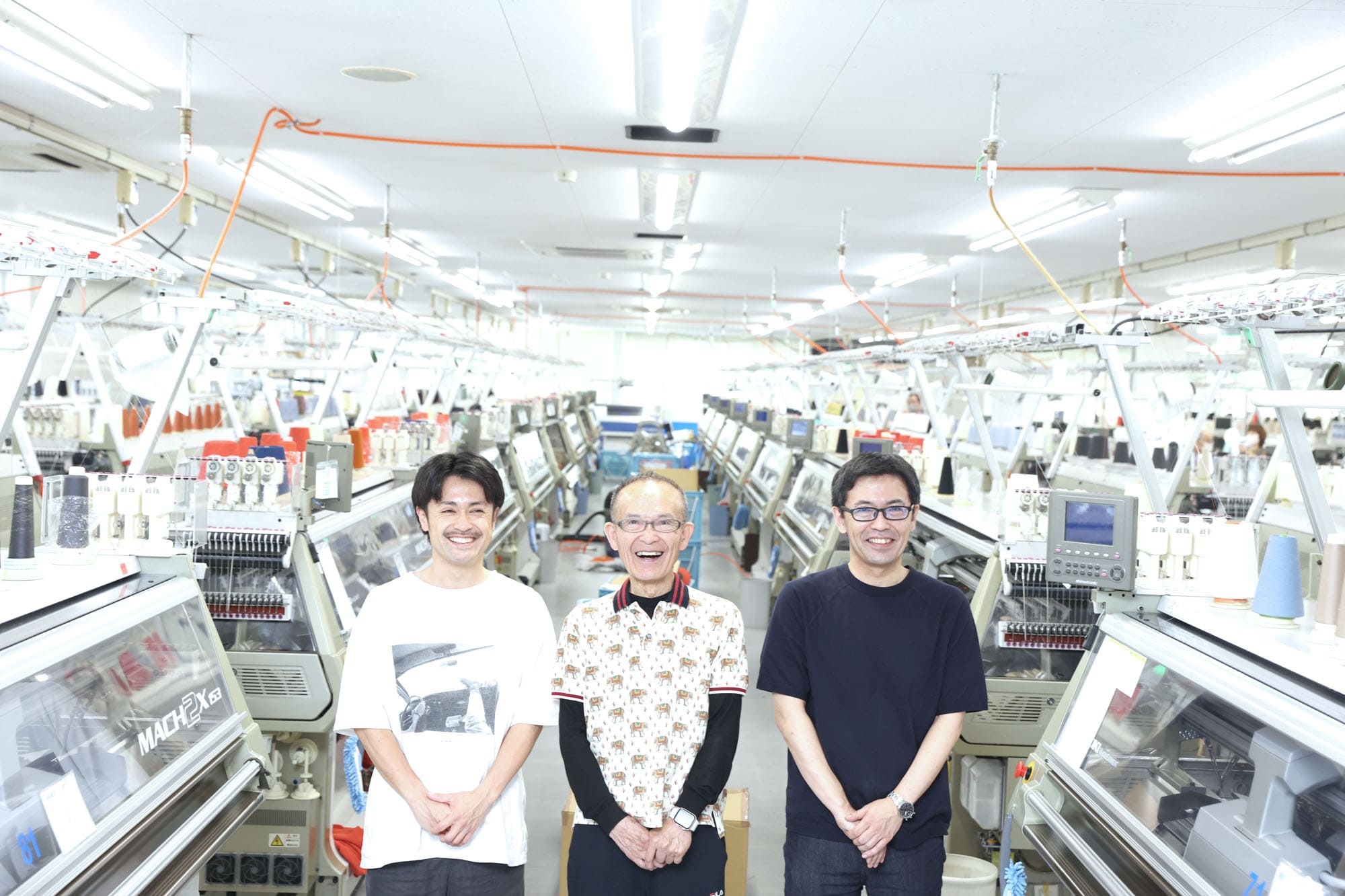 工場の中で左から、常務の寺田義久さん、社長の寺田光彦さん、専務の寺田公仁さん