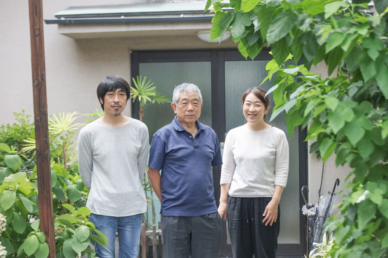 左から息子さんの佐藤敦彦さん、代表取締役の佐藤祐幸さん、娘さんの佐藤理恵さん