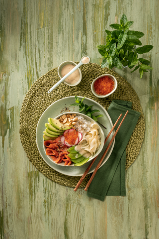 Wan Kwai Sushi Bowl mit Räucherlachs