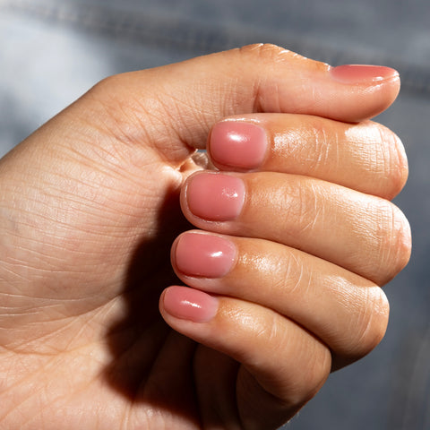 Lees hier hoe BIAB ervoor zorgt hoe je een transformatie maakt van broze, fragiele nagels naar schitterende, sterke nagels! Heb jij ook altijd dat je maar een keer je nagel hoeft te stoten en deze is meteen al gebroken? Maar met het ontdekken van de magie van Builder in a Bottle (Biab) is dat heel anders geworden. Je nagels worden echt goed verstevigd, en kunnen dus een mooie groeispurt door maken. Dus, zonder verdere intro's, laten we die voor- en na-foto's bekijken!