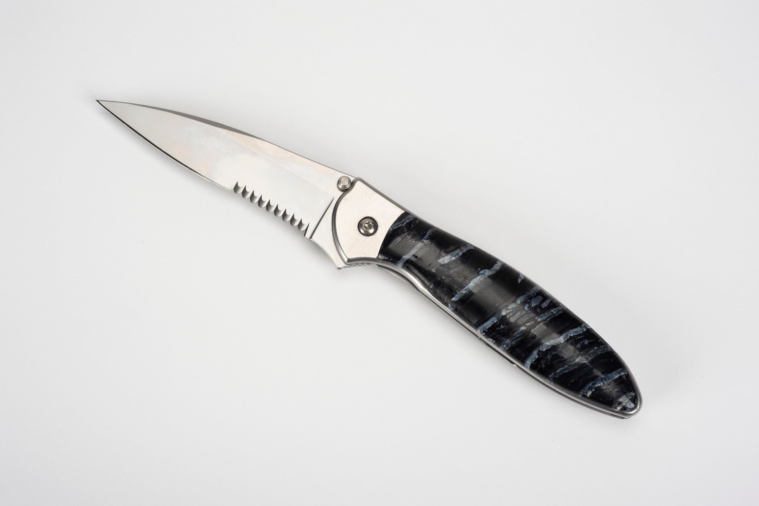 https://cdn.shopify.com/s/files/1/0652/3866/3388/products/18100092mammothknife_6_black.jpg?v=1668709647