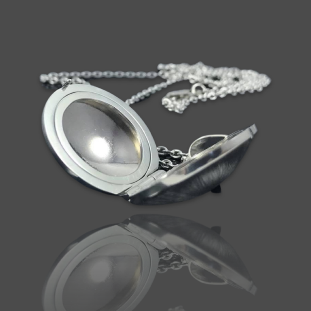 silver and 22ct yellow gold locket - inside