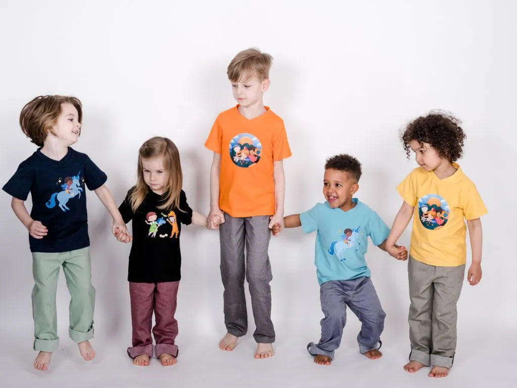 5 Kinder fröhlich springend mit genderneutraler Kleidung von pauakids