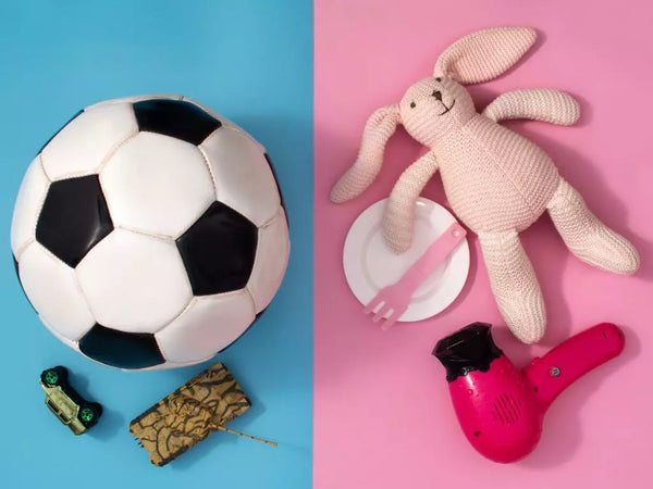 Gendersensibles Design: im Bild Fußball und rosa Hase - das Gegenteil von gendersensiblem Design