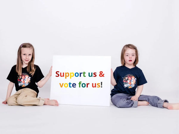 Kinder mit Schild: Support us & vote for us!