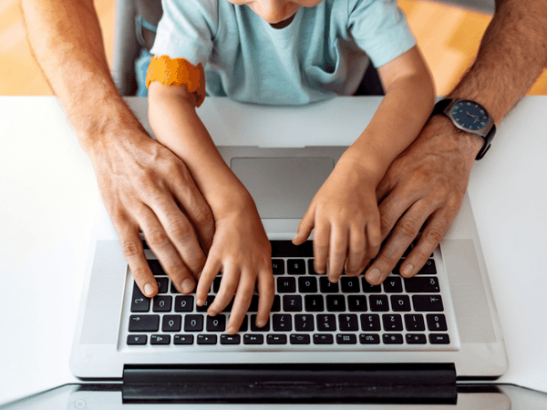 Working Parent: Erwachsene und Kinder Hände auf einer Tastatur