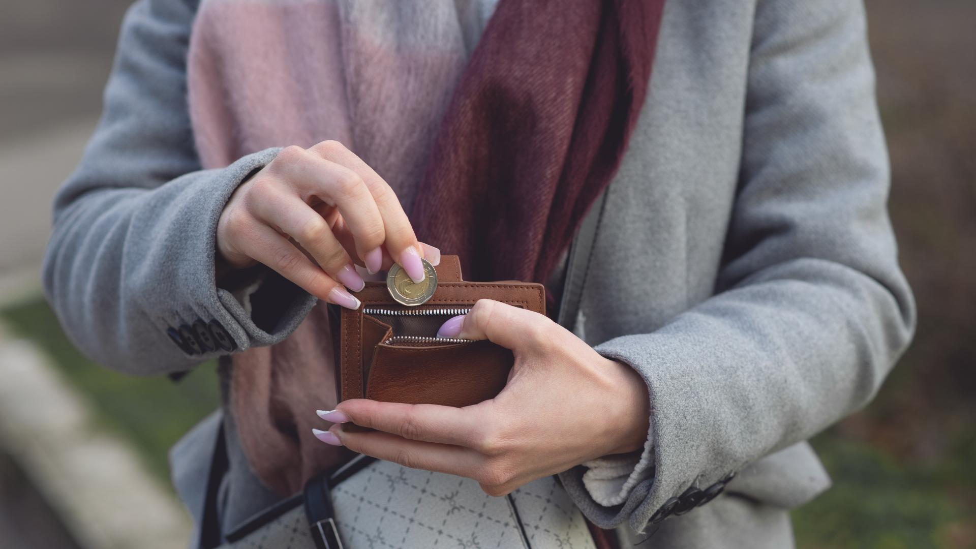 Comprendre la signification de la pièce dans le cadeau d'un portefeuille : une tradition dans différentes cultures