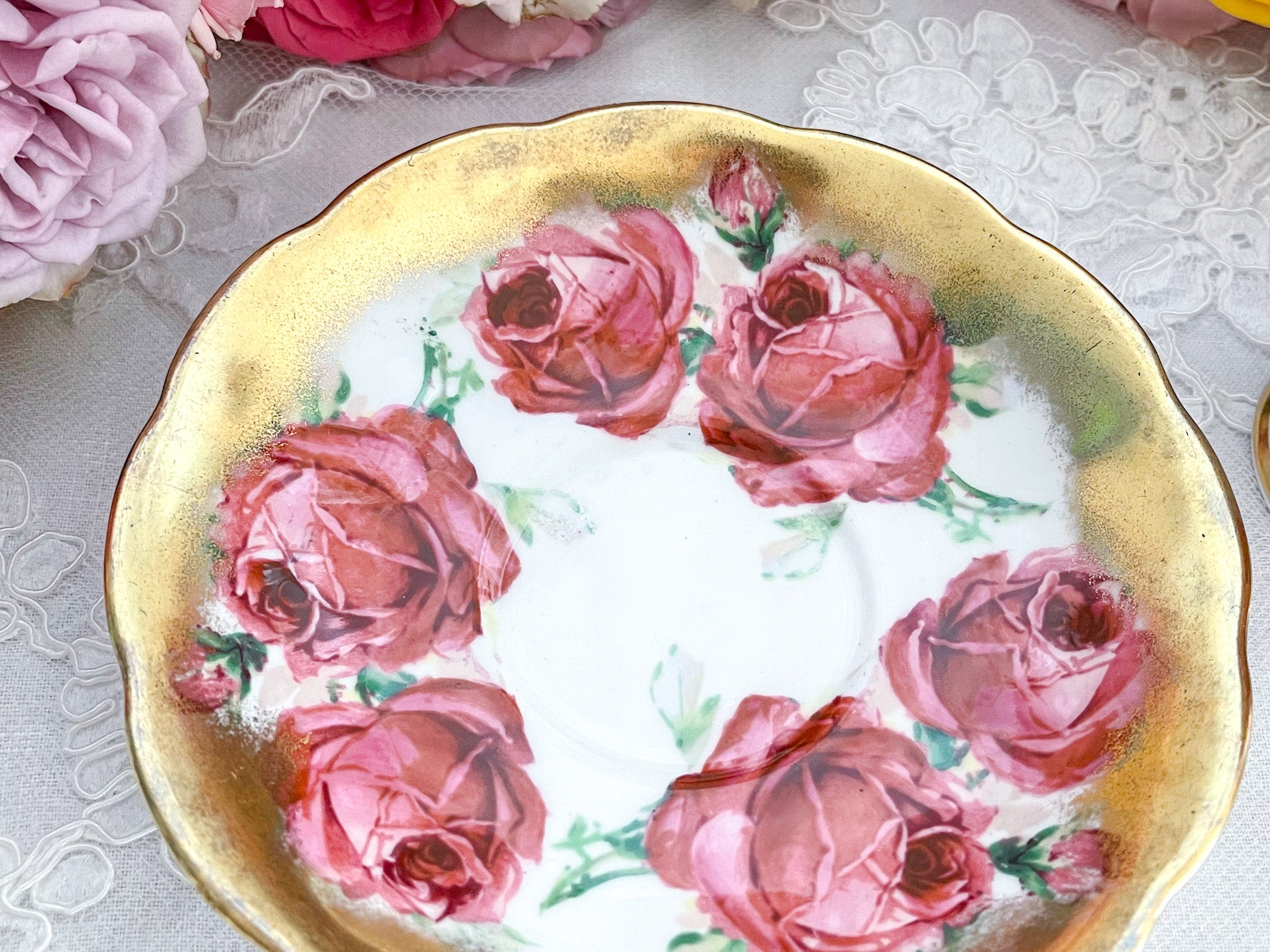 クイーンアン ピンクの大輪のバラと豪華な金彩のカップ&ソーサー