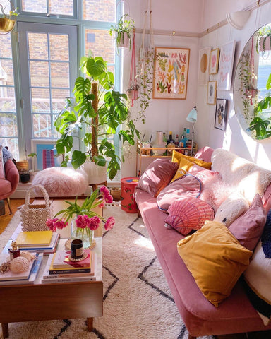 Parede e móveis coloridos com plantas e espelhos