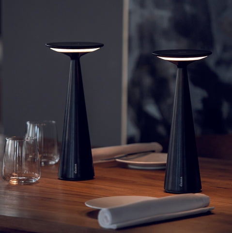 Luminária futurística encima da mesa