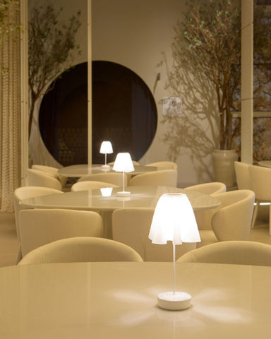 Restaurante com luminárias brancas encima da mesa