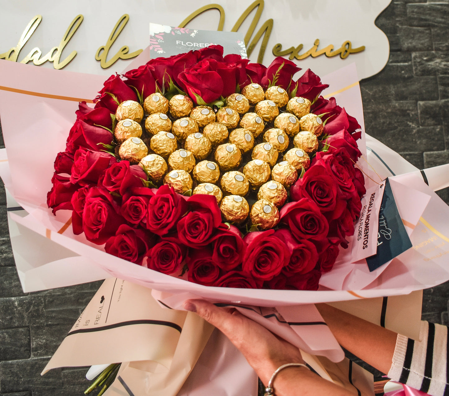 RAMO DE 100 ROSAS CON CHOCOLATES FERRERO ROCHER – Florería Ciudad de México