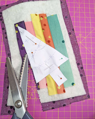 Free_Quilted_Christmas_Tree_Tutorial_cut_tree_with_pinking_scissors