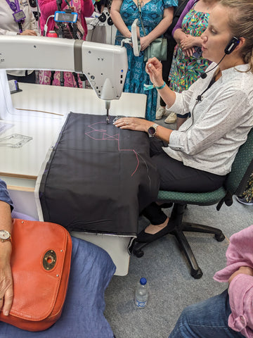 Angela Walters demo Handi Quilter