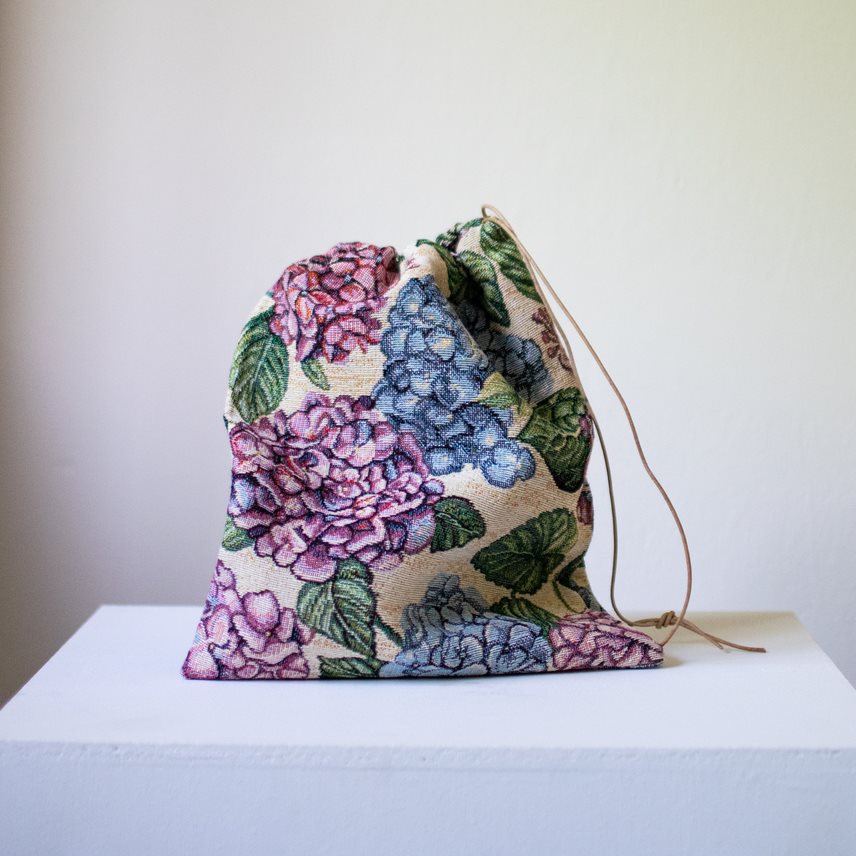 Se Strikkepose i gobelin-stof - Lille / Hortensia hos Wool Collective
