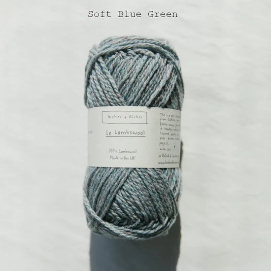 Se Le Lambswool: Soft Blue Green hos Wool Collective