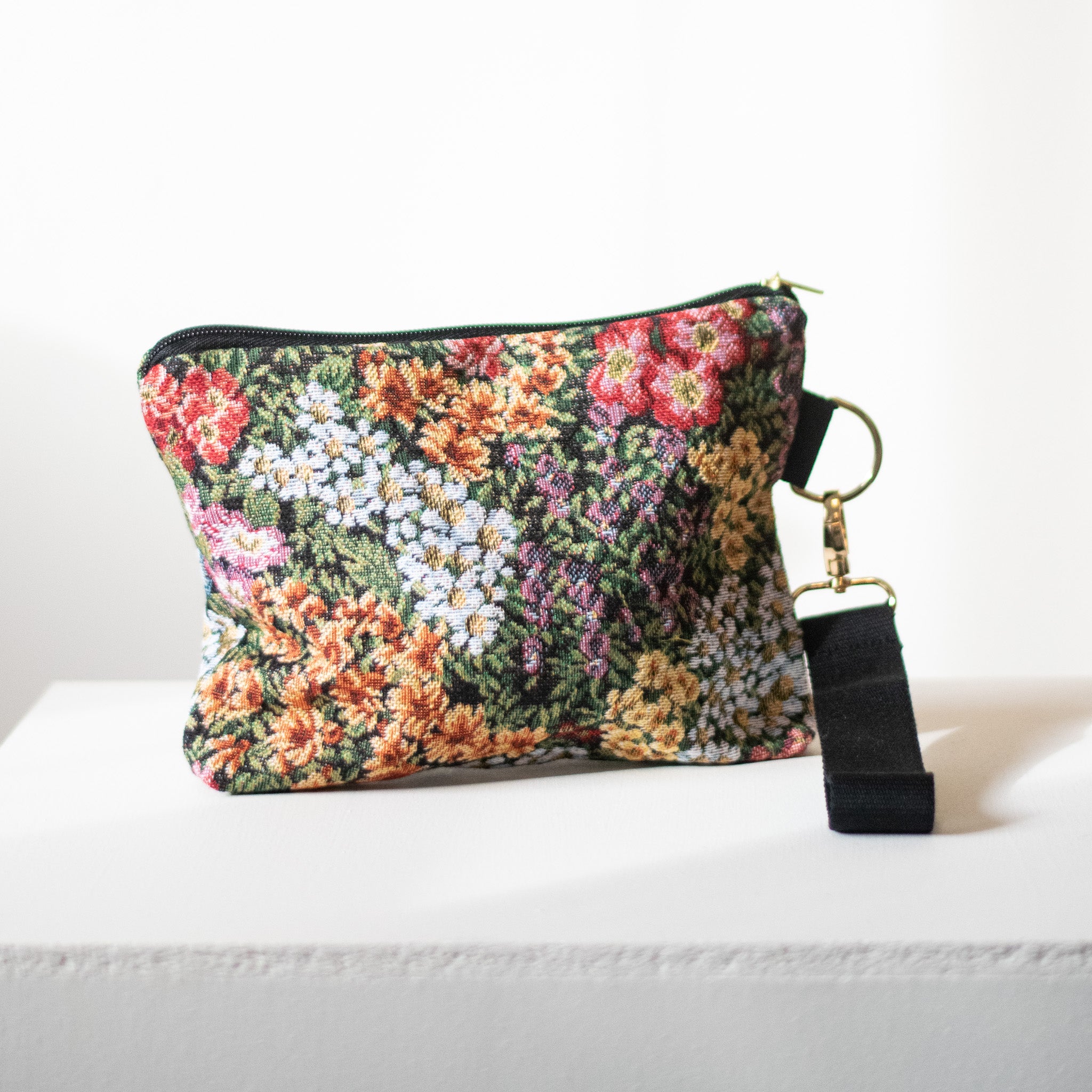 Se Strikkeclutch i gobelin-stof - Små blomster hos Wool Collective